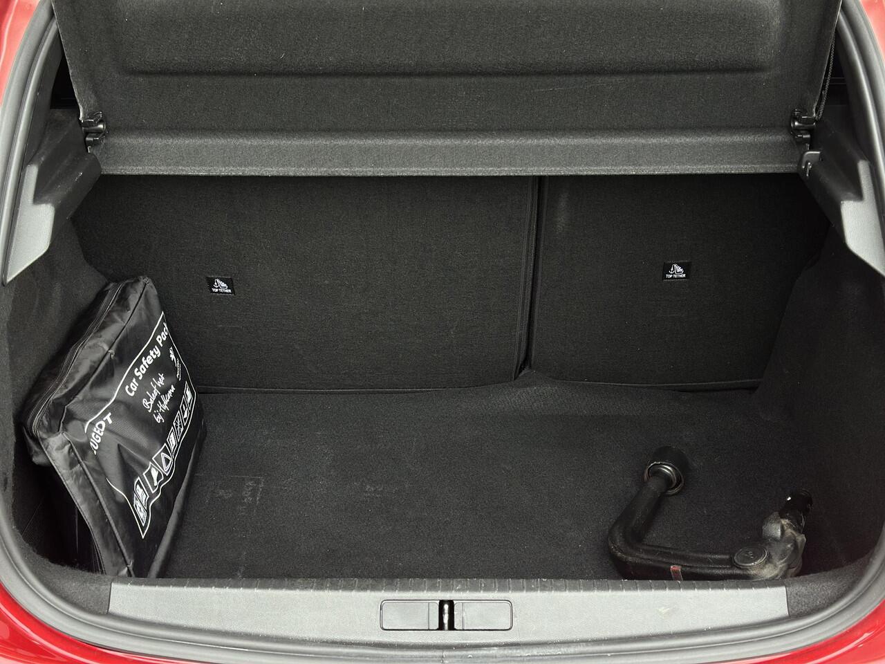 Peugeot 208 1.2 PureTech 100pk Allure Pack | Trekhaak | Keyless start | Navigatie | Climate Control | Parkeercamera/-sensoren | Appel Carplay/Android Auto | Full LED | Cruise Control | DAB |