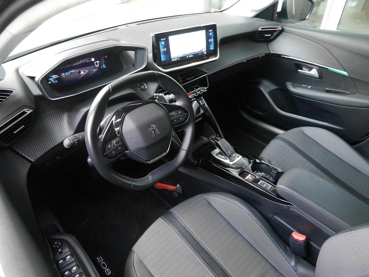 Peugeot 208 1.2 PureTech Allure Pack | Automaat | Achteruitrijcamera | Extra getint glas | Lichtmetalen velgen | Climate control | Cruise control | Led | Keyless start