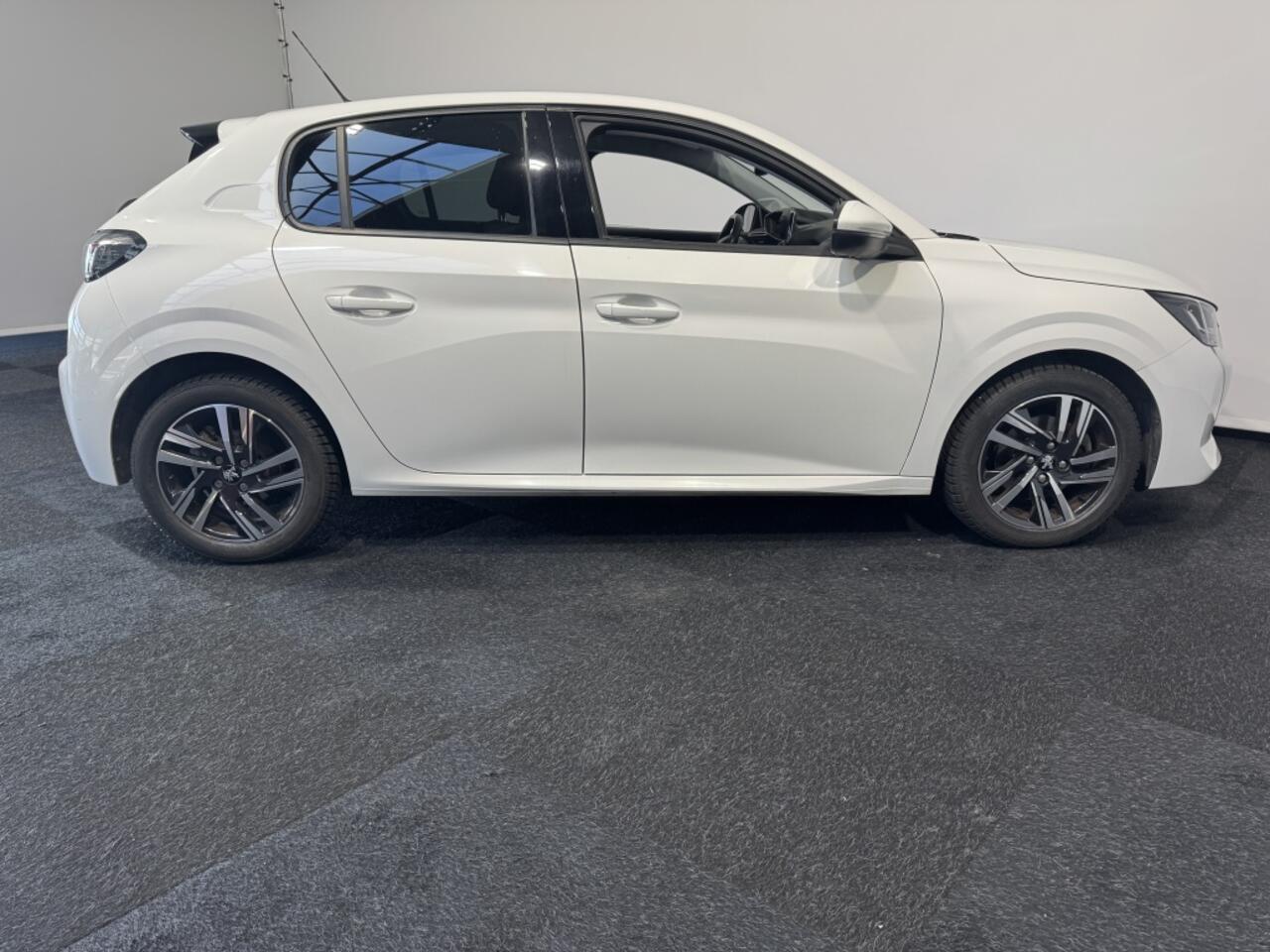 Peugeot 208 1.2 PureTech 100 pk Allure Car play Cruise control airco