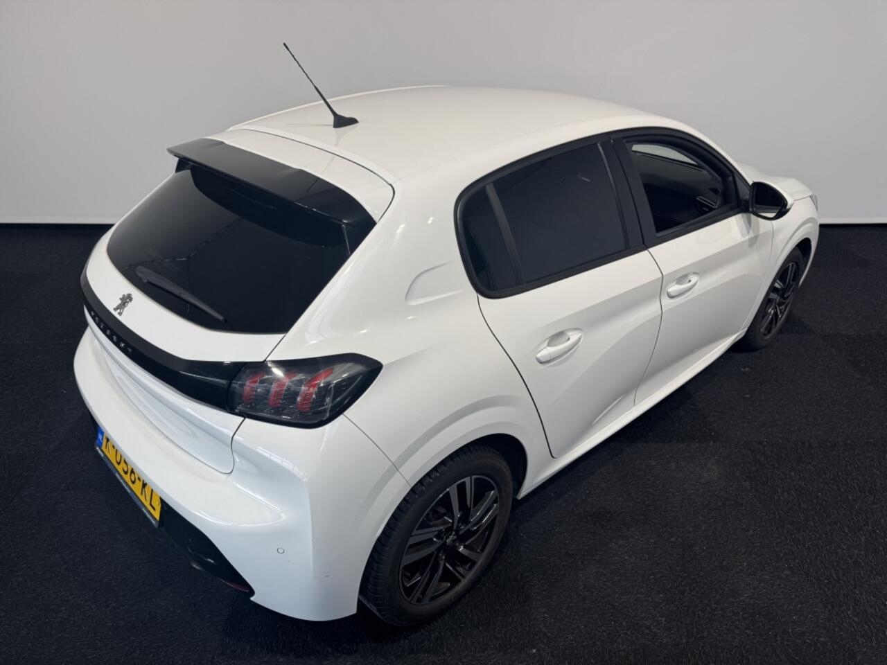 Peugeot 208 1.2 PureTech 100 pk Allure Car play Cruise control airco