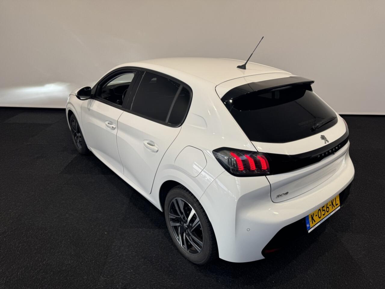 Peugeot 208 1.2 PureTech 100 pk Allure Car play Cruise control airco