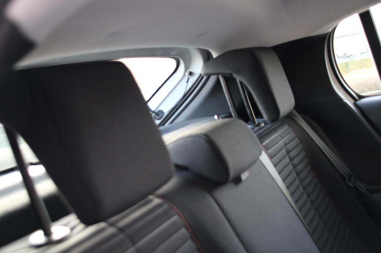 Peugeot 208 1.2 PureTech 100pk Active Pack Airco Navi Carplay Keurig nette auto