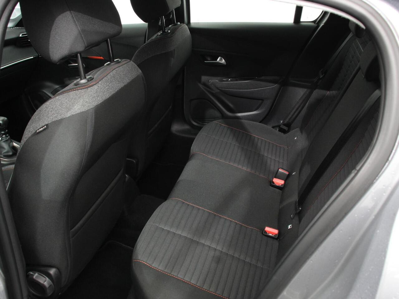 Peugeot 208 1.2 PureTech 100pk Active Pack | Navigatie | Apple Carplay/Android Auto | Parkeersensoren achter | Cruise Control | Airco | Lichtmetalen velgen