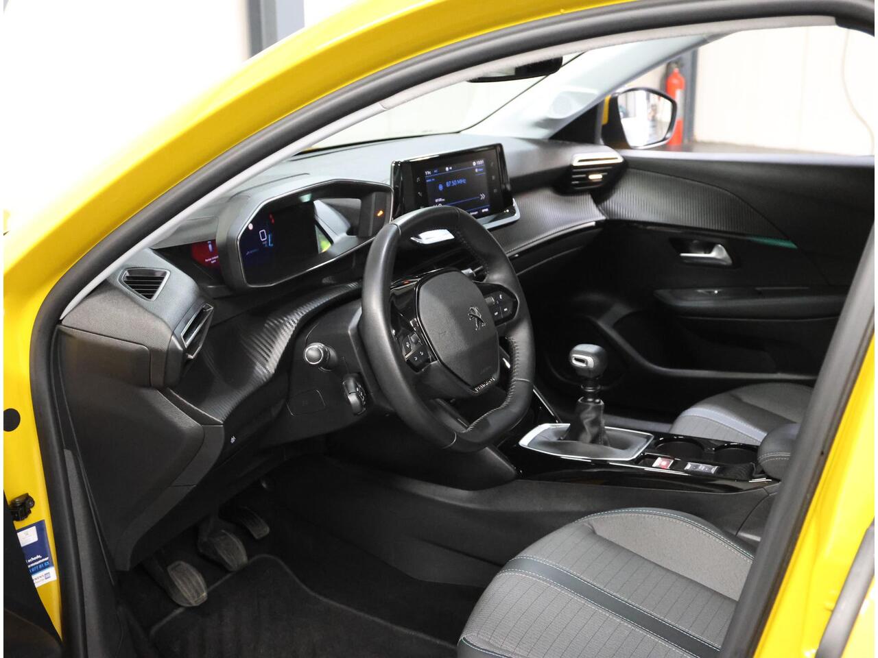 Peugeot 208 100PK Allure Pack | 1ste eigenaar | Armsteun | Camera | AppleCarPlay/Android | LED lampen | LEER/Stof | LED | Climate control | Isofix | Privacy Glass | Parkeersensoren |