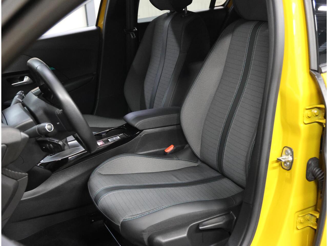 Peugeot 208 100PK Allure Pack | 1ste eigenaar | Armsteun | Camera | AppleCarPlay/Android | LED lampen | LEER/Stof | LED | Climate control | Isofix | Privacy Glass | Parkeersensoren |