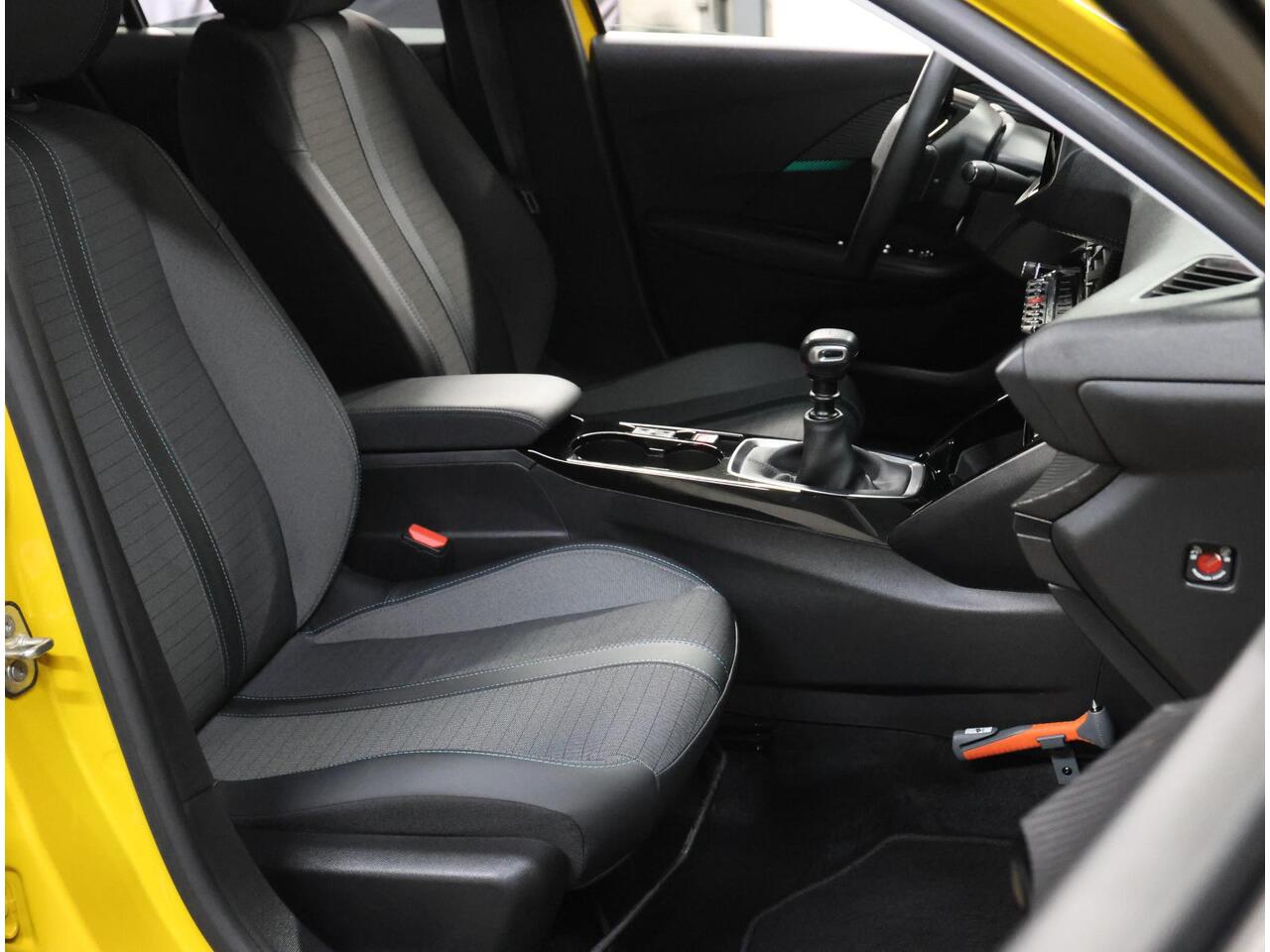 Peugeot 208 100PK Allure Pack | 1ste eigenaar | Armsteun | Camera | AppleCarPlay/Android | LED lampen | LEER/Stof | LED | Climate control | Isofix | Privacy Glass | Parkeersensoren |