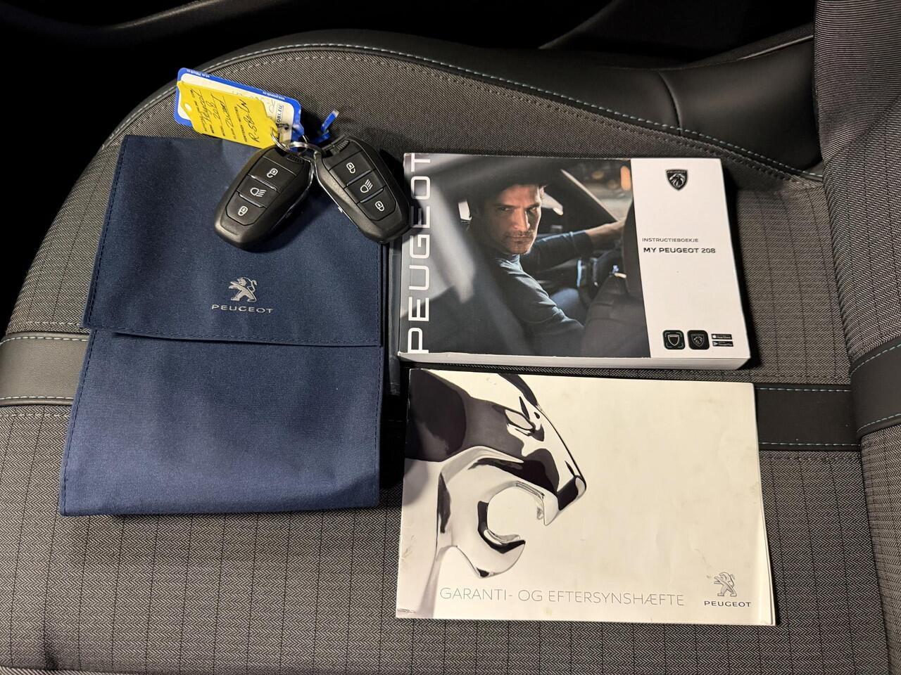 Peugeot 208 1.2 PureTech Blue Lease Allure Automaat / Dealer Onderhouden / Trekhaak / 1200 KG Trekgewicht / Stoel Verwarming / Achteruitrij Camera / Apple Carplay&Android Auto /