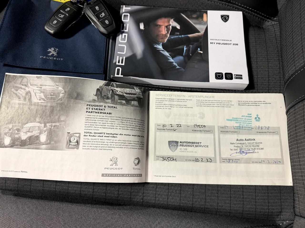 Peugeot 208 1.2 PureTech Blue Lease Allure Automaat / Dealer Onderhouden / Trekhaak / 1200 KG Trekgewicht / Stoel Verwarming / Achteruitrij Camera / Apple Carplay&Android Auto /