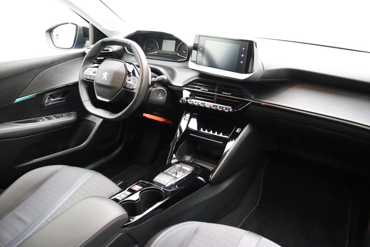 Peugeot 208 1.2T PureTech 100pk automaat Allure | Apple Carplay/Android Auto | Camera | Cruise Control | Airco | Navigatie | Licht metalen velgen | Voorraad | 1e eigenaar | Dealer onderhouden