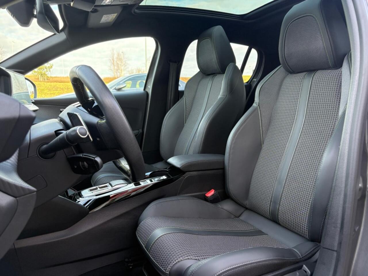 Peugeot 208 1.2 PURETECH 130PK AUT. GT PANO-DAK NAVI CAMERA CARPLAY AIRCO LMV PDC