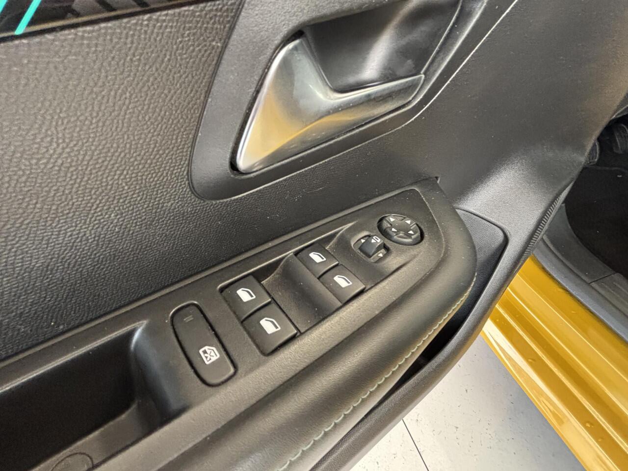 Peugeot 208 1.2 PureTech Allure Pack | Navigatie | Achteruitrijcamera | Cruise Control |