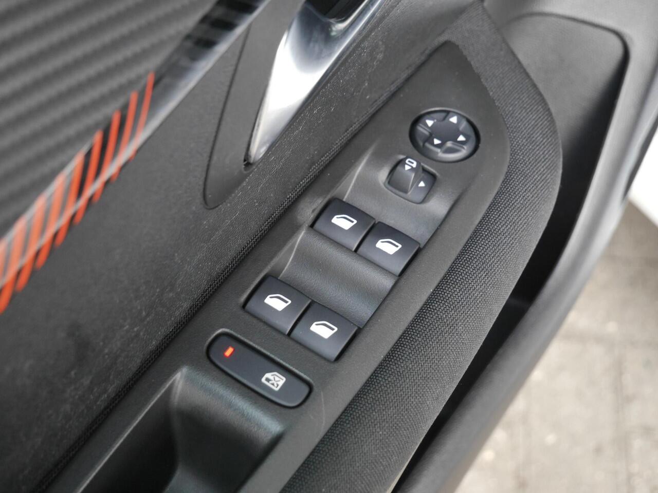 Peugeot 208 1.2 PureTech Active Pack | Lichtmetalen velgen | Parkeersensoren achter | Airconditioning | Cruise control | Getint glas