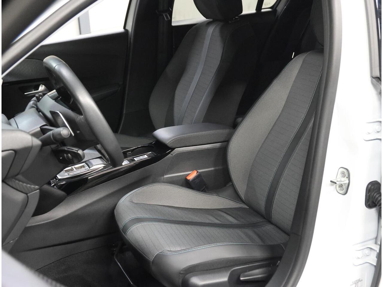 Peugeot 208 100PK Allure | 1ste eigenaar | LEER/Stof | Parkeersensoren | AppleCarPlay/Android | AUTOMAAT | FULL LED | Lederen Stuurwiel | Climate Control | Cruise Control | 16" LMV | Isofix | Privacy Glass |