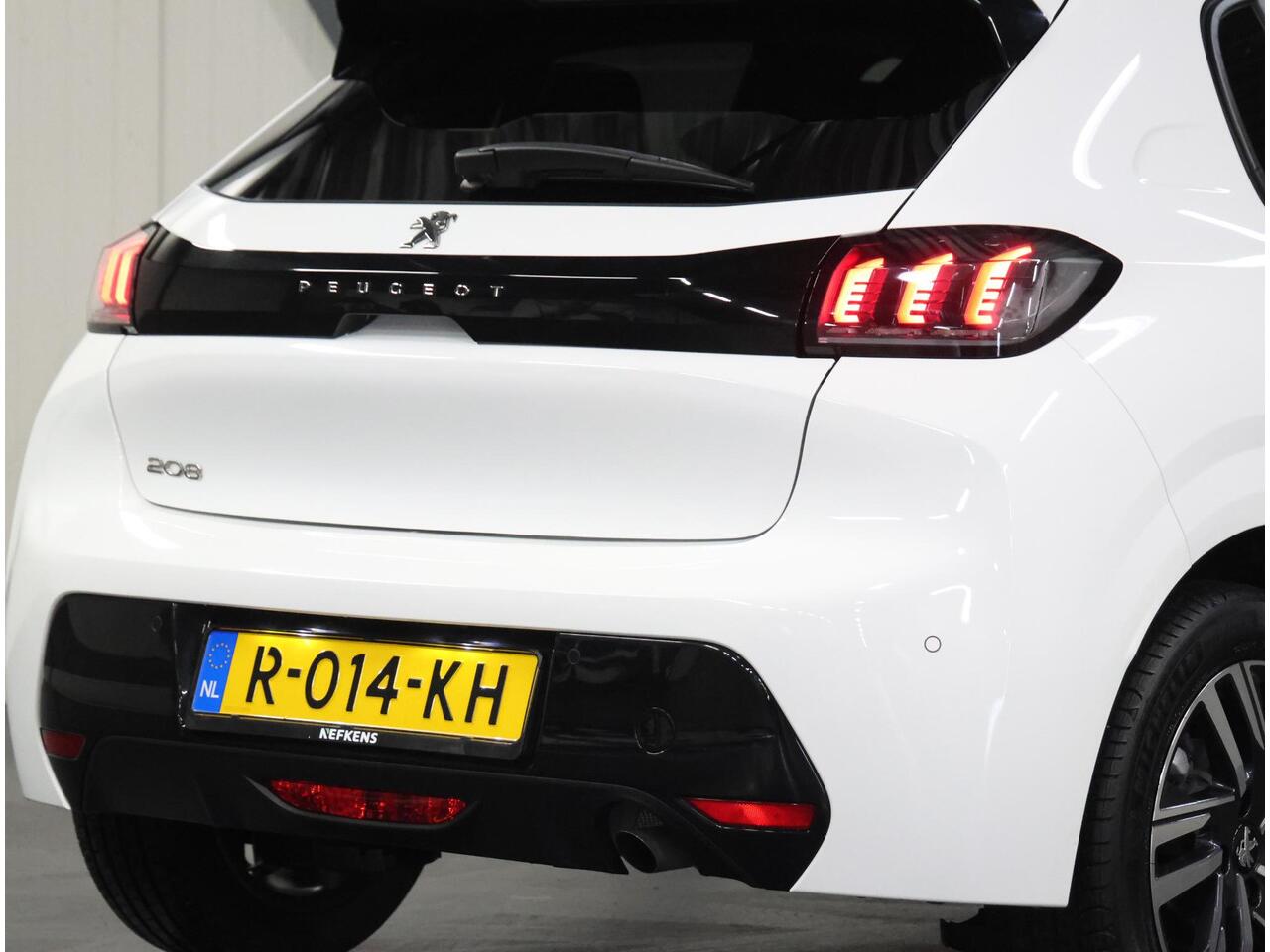 Peugeot 208 100PK Allure | 1ste eigenaar | LEER/Stof | Parkeersensoren | AppleCarPlay/Android | AUTOMAAT | FULL LED | Lederen Stuurwiel | Climate Control | Cruise Control | 16" LMV | Isofix | Privacy Glass |