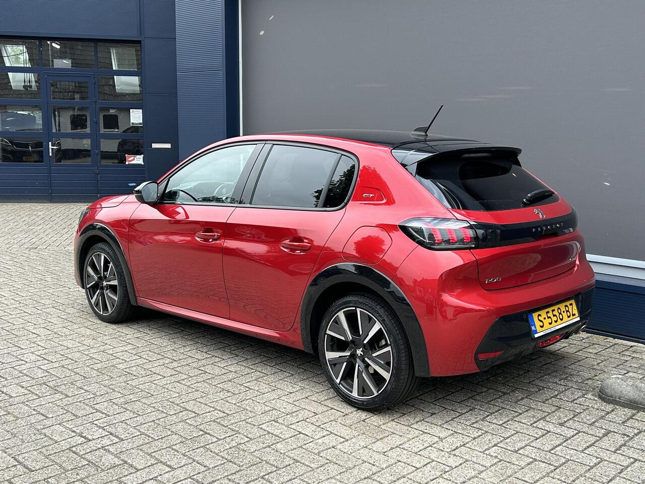 Peugeot 208 1.2 Turbo 100PK GT | Full LED Verlichting | Dodehoek bewaking | Achteruitrijcamera | Navigatie | Parkeersensoren | Dakspoiler | DAB+ | Keyless Start | Lichtmetaal