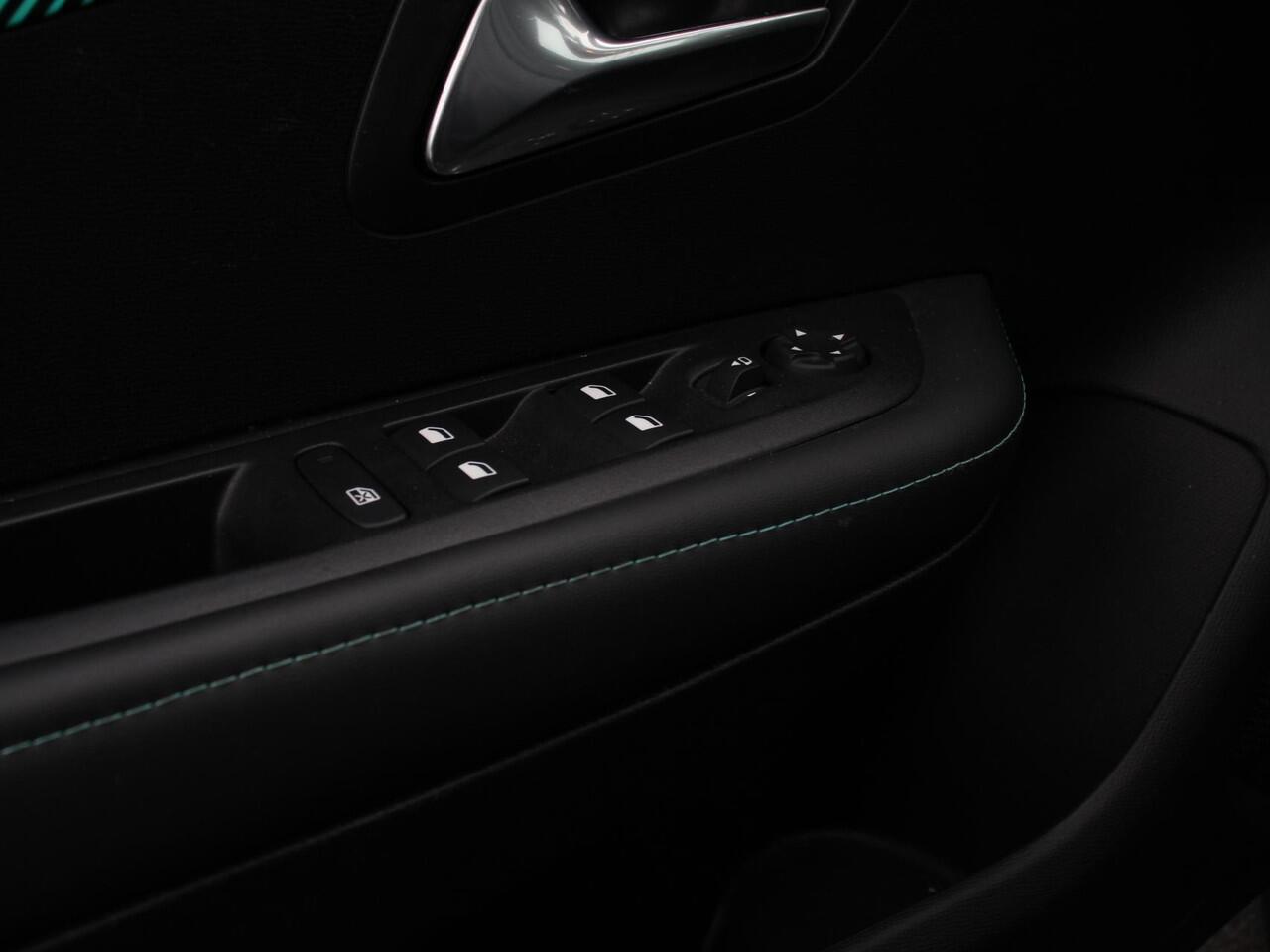 Peugeot 208 1.2 PureTech Allure Pack Apple Carplay / Android Auto | Camera | Keyless | Adeptive Cruise Control | Stoelverwarming | Getinte Ramen |