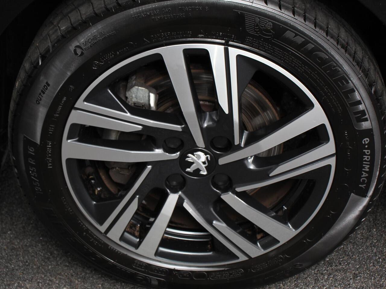 Peugeot 208 1.2 PureTech Allure Pack Apple Carplay / Android Auto | Camera | Keyless | Adeptive Cruise Control | Stoelverwarming | Getinte Ramen |