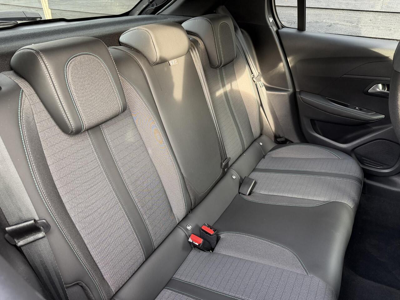 Peugeot 208 Allure Pack 1.2 PureTech 100PK Navigatie, Achteruitrijcamera, Keyless, Stoelverwarming, Adaptieve Cruise Control, Climate Control