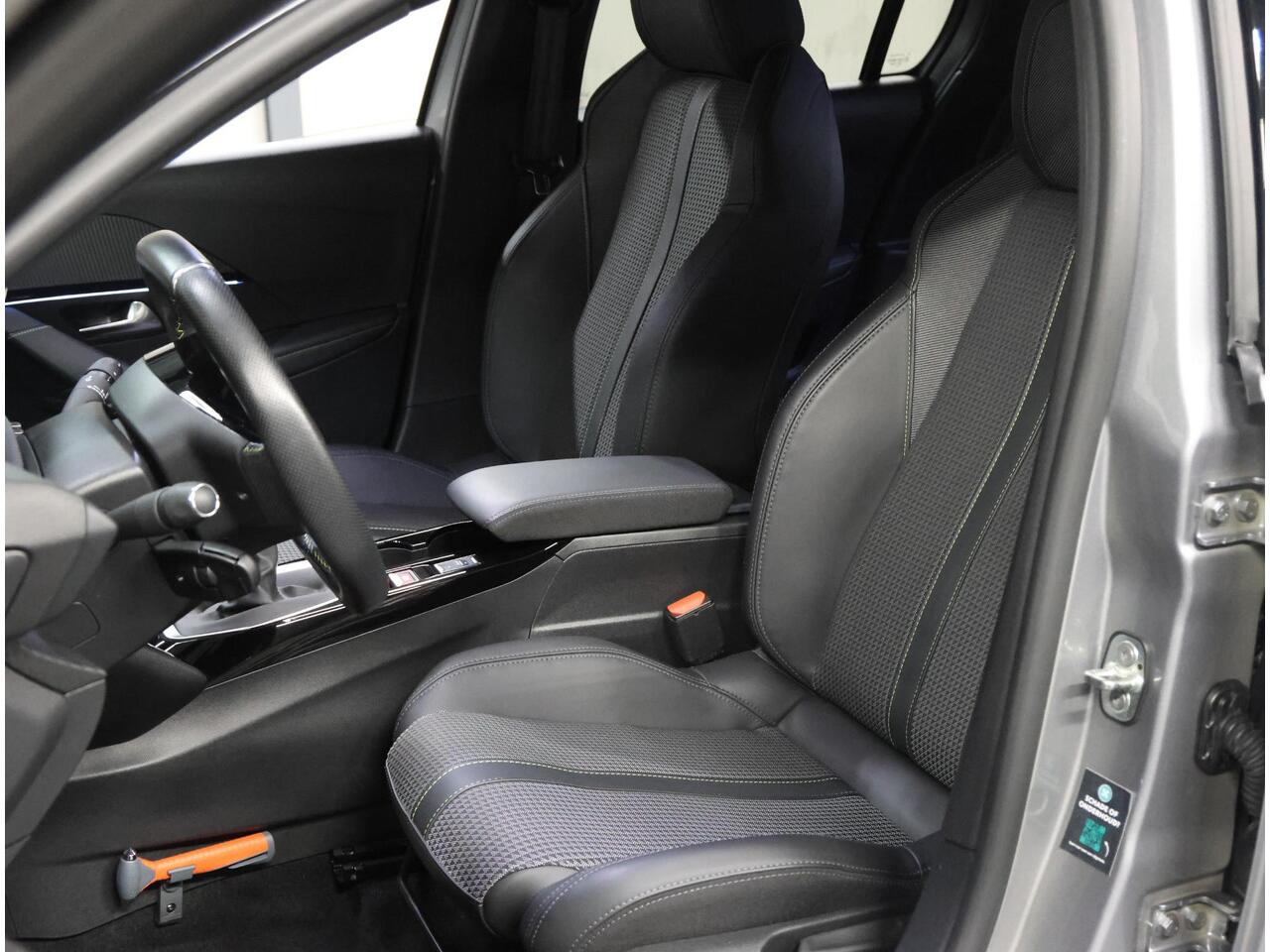 Peugeot 208 1.2 100PK GT | Navigatie | Achteruitrijcamera | Parkeersensoren Voor en Achter | LED Koplampen | Keyless Start | Lederen Stuurwiel | DAB Ontvanger | Climate Control | Cruise Control | 17" Lichtmetalen Velgen | Apple Carplay/Android Auto |