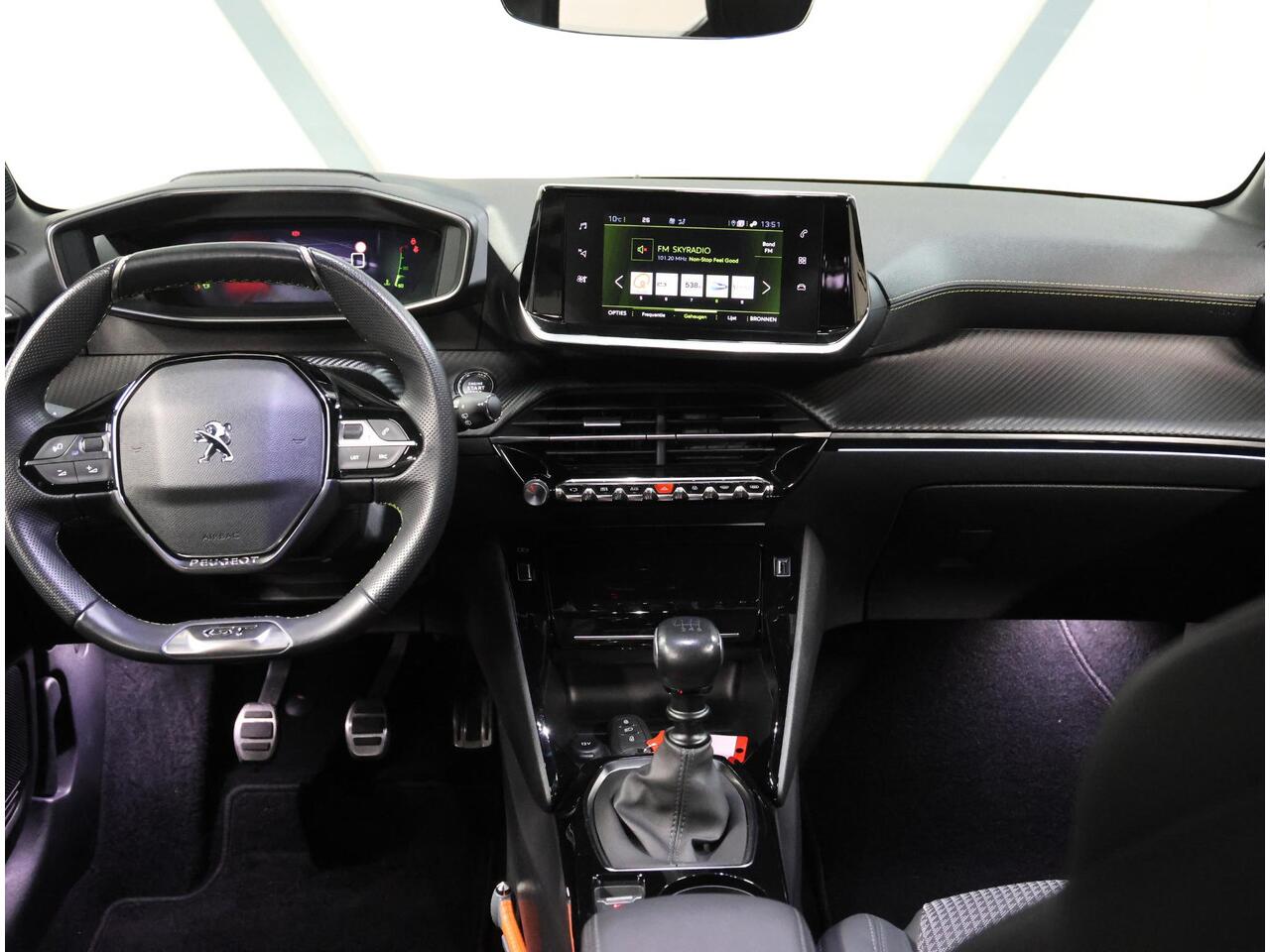 Peugeot 208 1.2 100PK GT | Navigatie | Achteruitrijcamera | Parkeersensoren Voor en Achter | LED Koplampen | Keyless Start | Lederen Stuurwiel | DAB Ontvanger | Climate Control | Cruise Control | 17" Lichtmetalen Velgen | Apple Carplay/Android Auto |