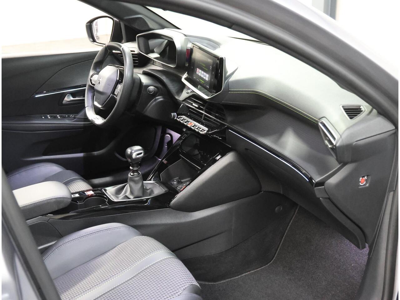 Peugeot 208 1.2 100PK GT | Navigatie | Achteruitrijcamera | Parkeersensoren Voor en Achter | LED Koplampen | Keyless Start | Lederen Stuurwiel | DAB Ontvanger | Climate Control | Cruise Control | 17" Lichtmetalen Velgen | Apple Carplay/Android Auto |