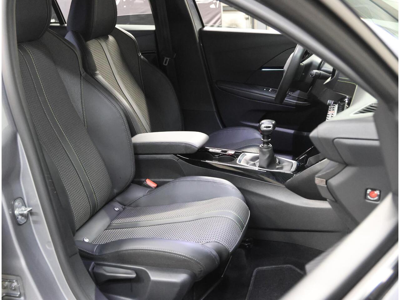 Peugeot 208 1.2 100PK GT | Navigatie | Achteruitrijcamera | Parkeersensoren Voor en Achter | LED Koplampen | Keyless Start | Lederen Stuurwiel | DAB Ontvanger | Climate Control | Cruise Control | 17" Lichtmetalen Velgen | Apple Carplay/Android Auto |