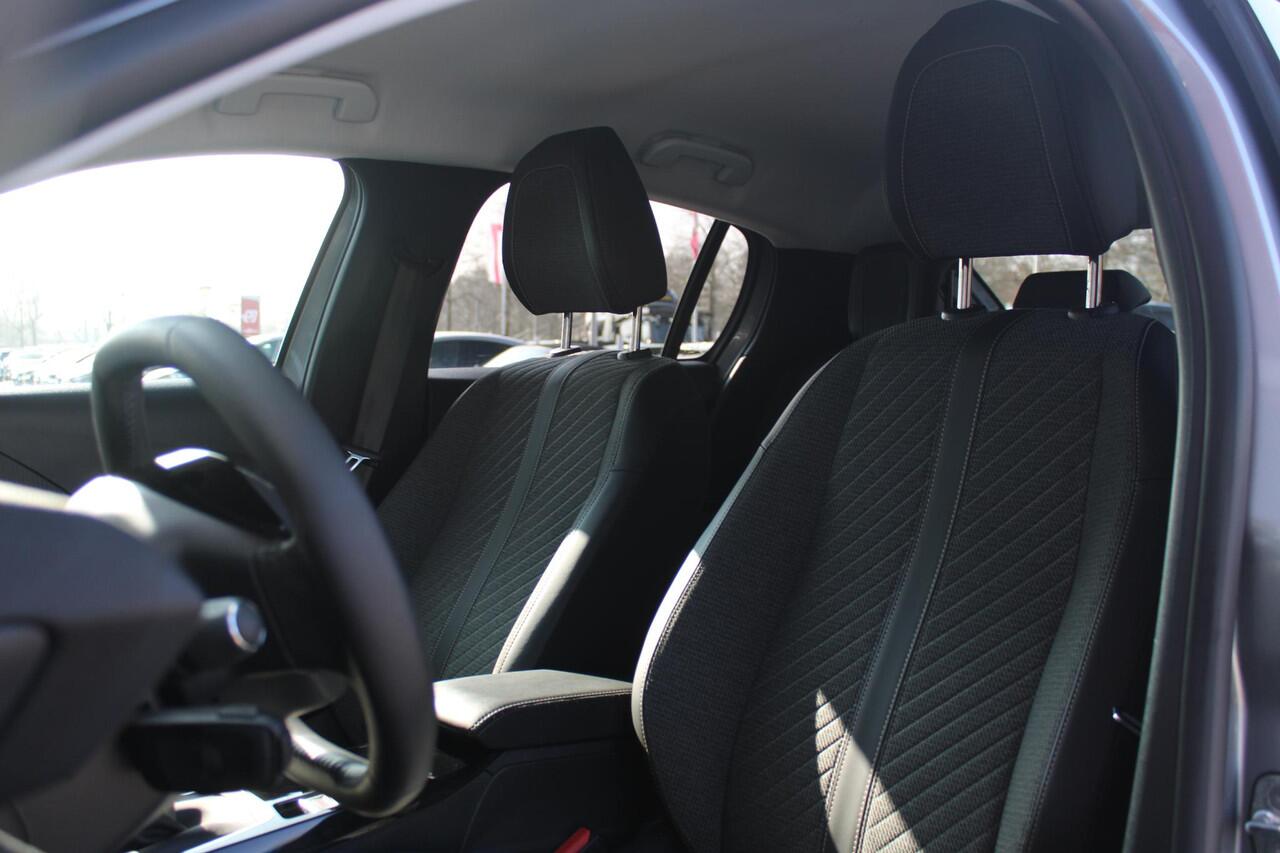 Peugeot 208 1.2 100PK ALLURE | CAMERA VOOR + ACHTER | KEYLESS ENTRY/START | DODEHOEK DETECTIE | NAVIGATIE | DRAADLOZE APPLE CARPLAY/ANDROID AUTO | PARKEERSENSOREN VOOR + ACHTER | ADAPTIVE CRUISE CONTROL | DAB+ RADIO | LED KOPLAMPEN |