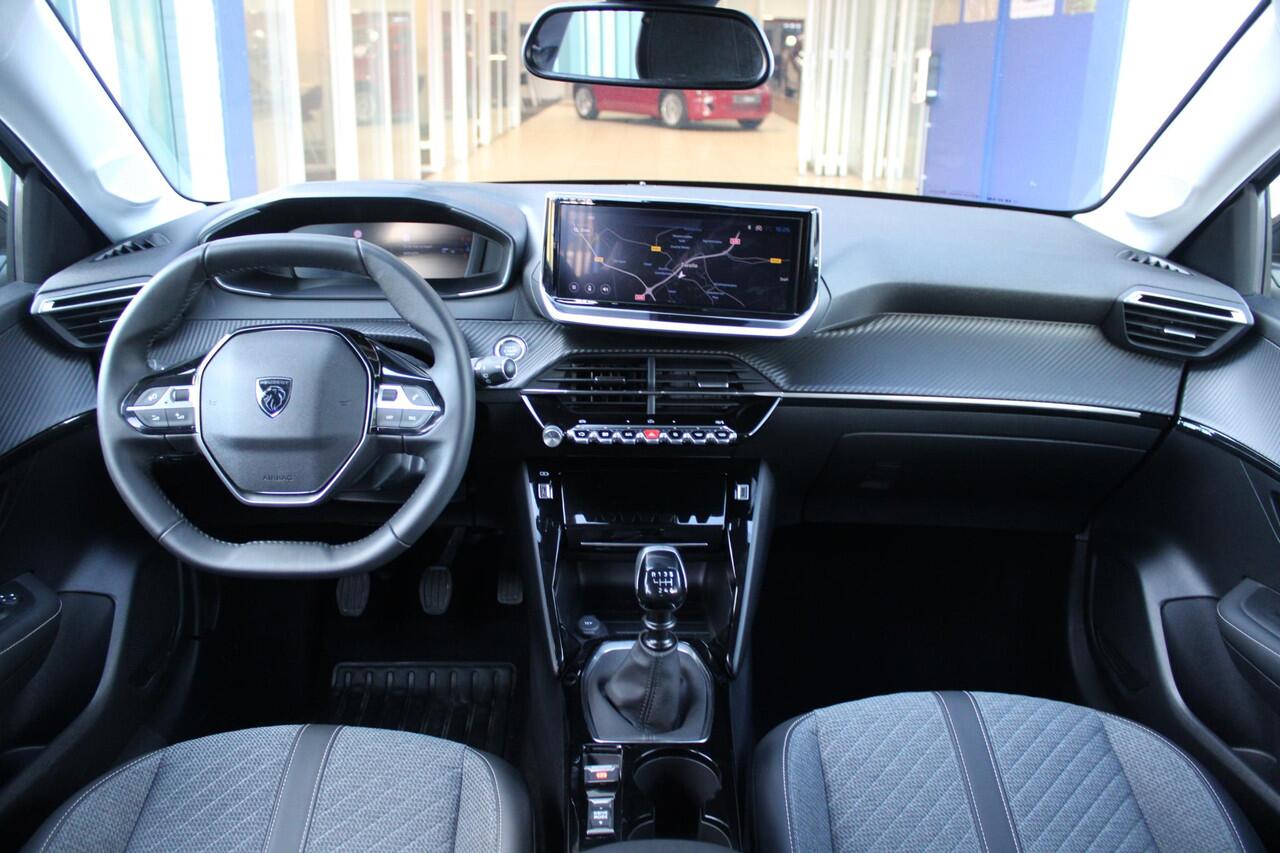 Peugeot 208 1.2 100PK ALLURE | CAMERA VOOR + ACHTER | KEYLESS ENTRY/START | DODEHOEK DETECTIE | NAVIGATIE | DRAADLOZE APPLE CARPLAY/ANDROID AUTO | PARKEERSENSOREN VOOR + ACHTER | ADAPTIVE CRUISE CONTROL | DAB+ RADIO | LED KOPLAMPEN |