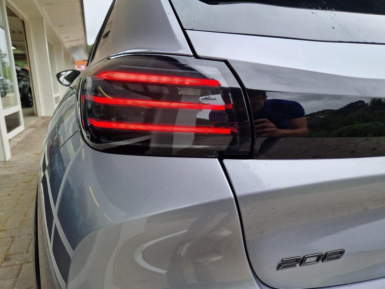 Peugeot 208 1.2T 100pk GT | Half lederen bekleding | Navigatie | Achteruitrijcamera | LED koplampen | Digital Cockpit