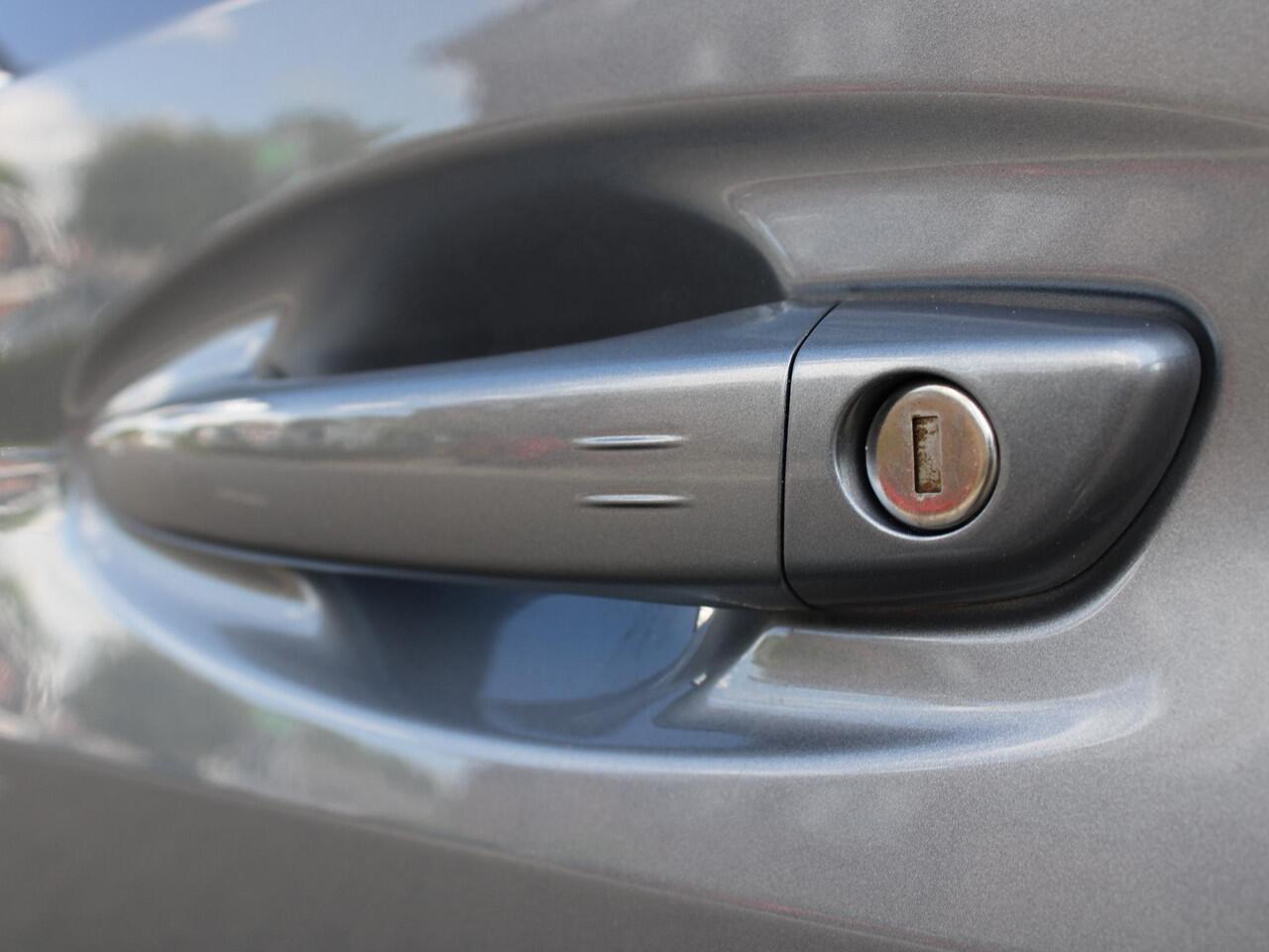 Peugeot 208 Allure 1.2 Hybrid 100PK e-DCS6 Automaat Keyless, Navigatie, Achteruitrijcamera, Stoelverwarming, Adaptieve Cruise Control