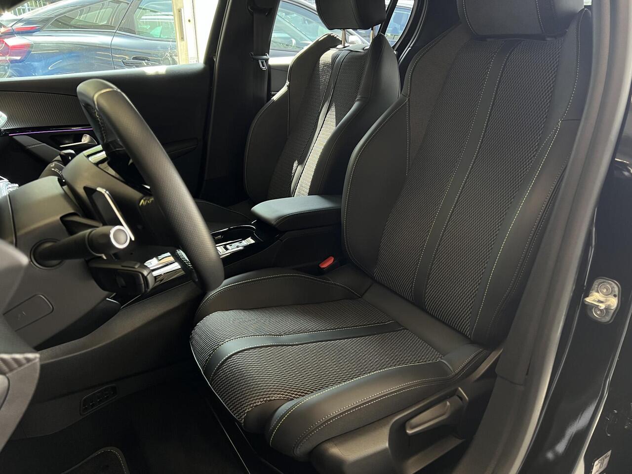 Peugeot 208 1.2 Hybrid 145 PK e-DCS6 GT | Apple Carplay/Android Auto | Camera | Cruise Control | LED Verlichting | Half-Leer | Parkeer Sensoren | 17"Lichtmetalen velgen | Keyless Entry ( Vestiging - Vianen )