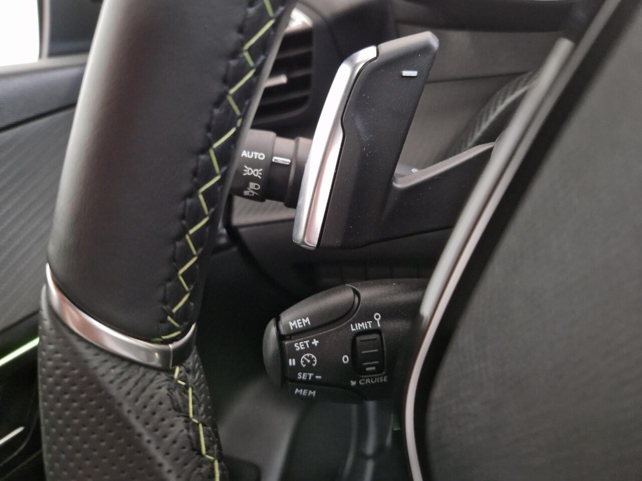 Peugeot 208 Hybrid 136 e-DCS6 GT | Automaat | Panoramadak | Draadloze telefoonlader | Achteruitrijcamera