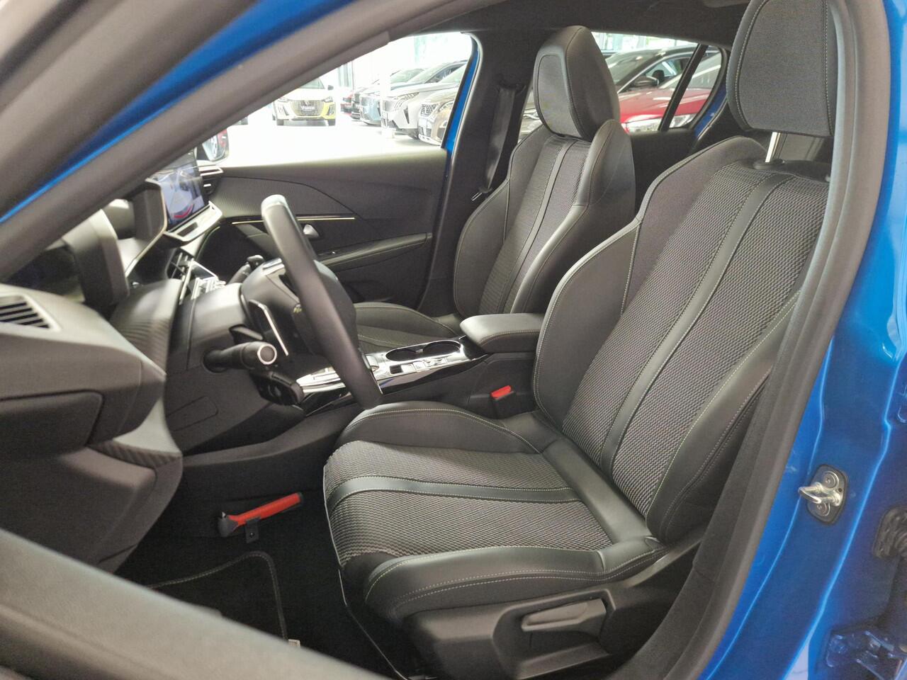 Peugeot 208 Hybrid 136 e-DCS6 GT | Automaat | Panoramadak | Draadloze telefoonlader | Achteruitrijcamera