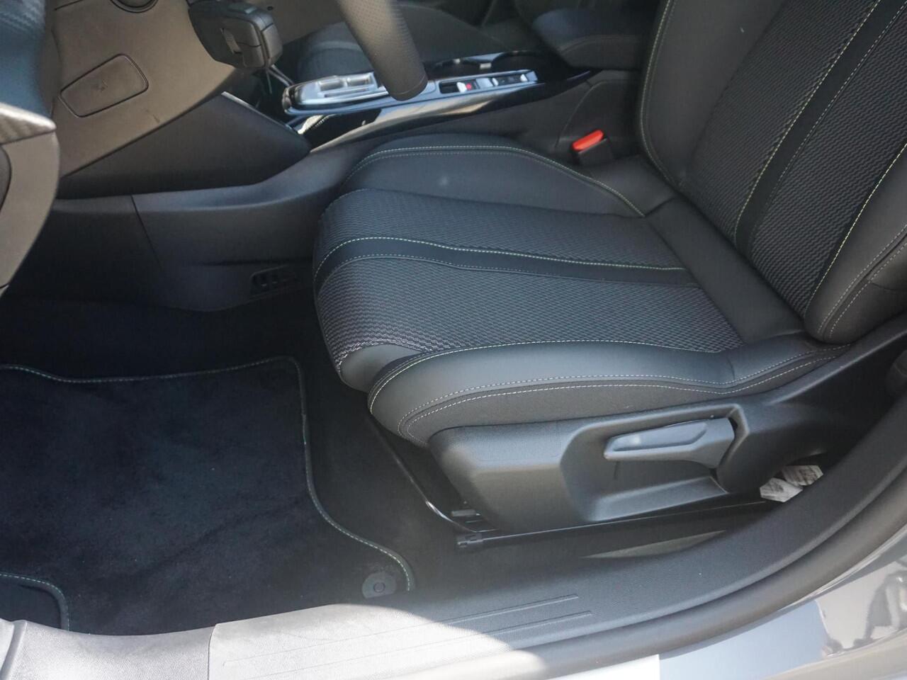 Peugeot 208 Hybrid 136 e-DCS6 GT | Automaat | Navigatie | Draadloze telefoonlader | Camera voor en achter | Adaptieve Cruise Control