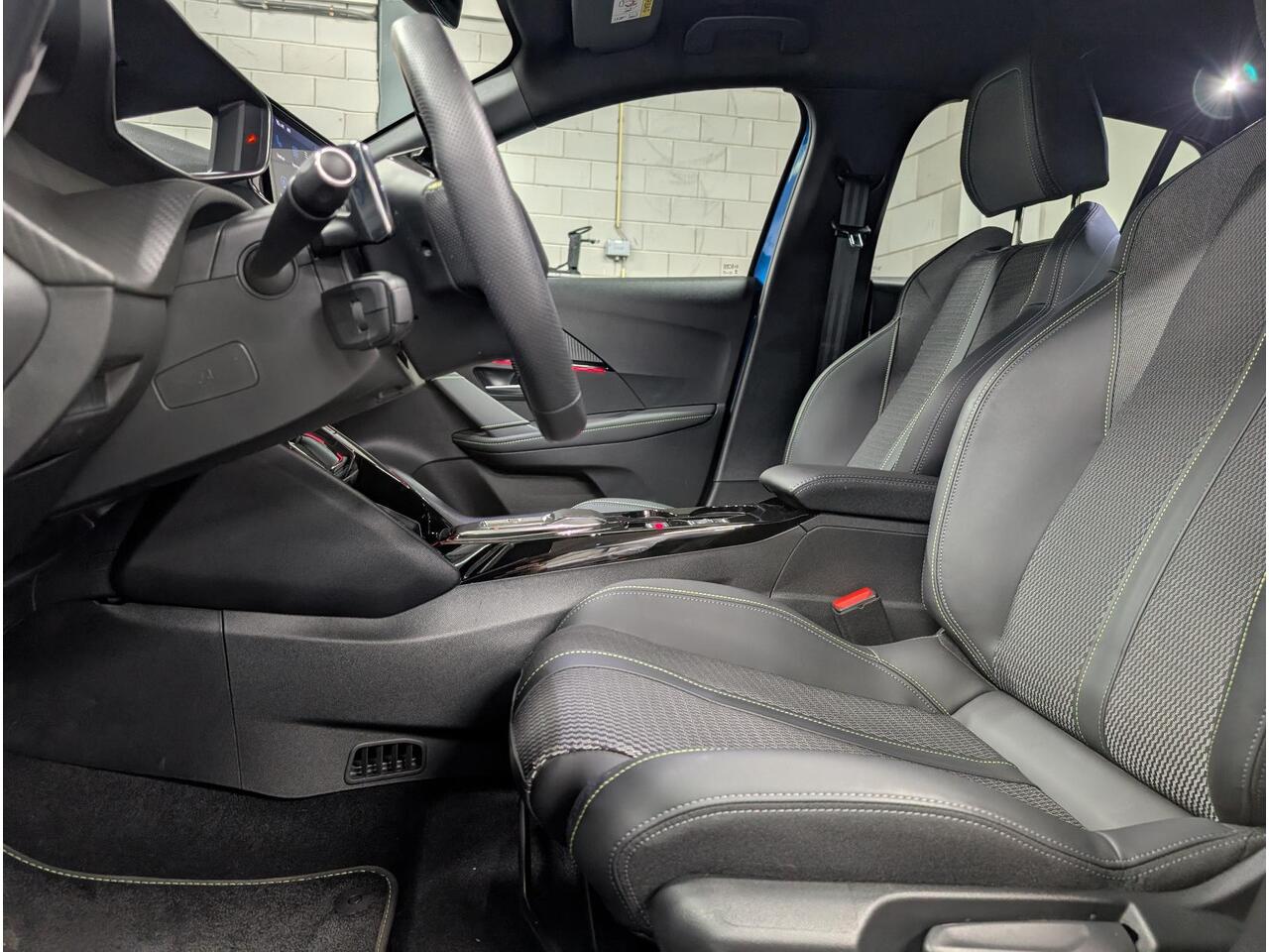 Peugeot 208 GT 1.2 Hybrid 145pk e-DCS6 | NAVI | ADAPTIVE CRUISE | 360° CAMERA | KEYLESS ENTRY | DODEHOEKBEW. | CLIMA | ALL-SEASONBANDEN |