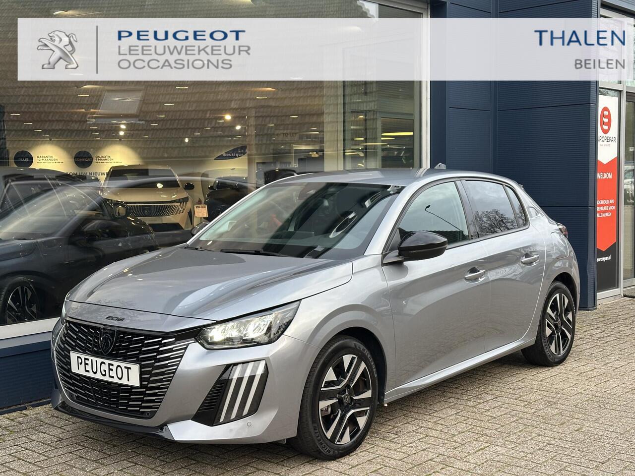 Peugeot 208 Allure 1.2 Turbo 100 PK 6-Bak | LED Koplampen | Facelift Model | Parkeersensoren Rondom | 10'' inch Touch Screen | Draadloze telefoon Navigatie via Apple Car play/ Android Auto | Cruise Control | Rijbaan Bewaking | Stuurwiel Bediening | Half Lederen Bekl