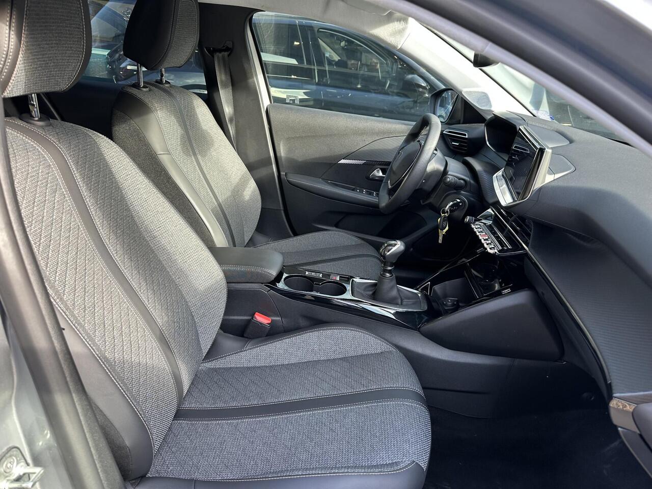 Peugeot 208 Allure 1.2 Turbo 100 PK 6-Bak | LED Koplampen | Facelift Model | Parkeersensoren Rondom | 10'' inch Touch Screen | Draadloze telefoon Navigatie via Apple Car play/ Android Auto | Cruise Control | Rijbaan Bewaking | Stuurwiel Bediening | Half Lederen Bekl