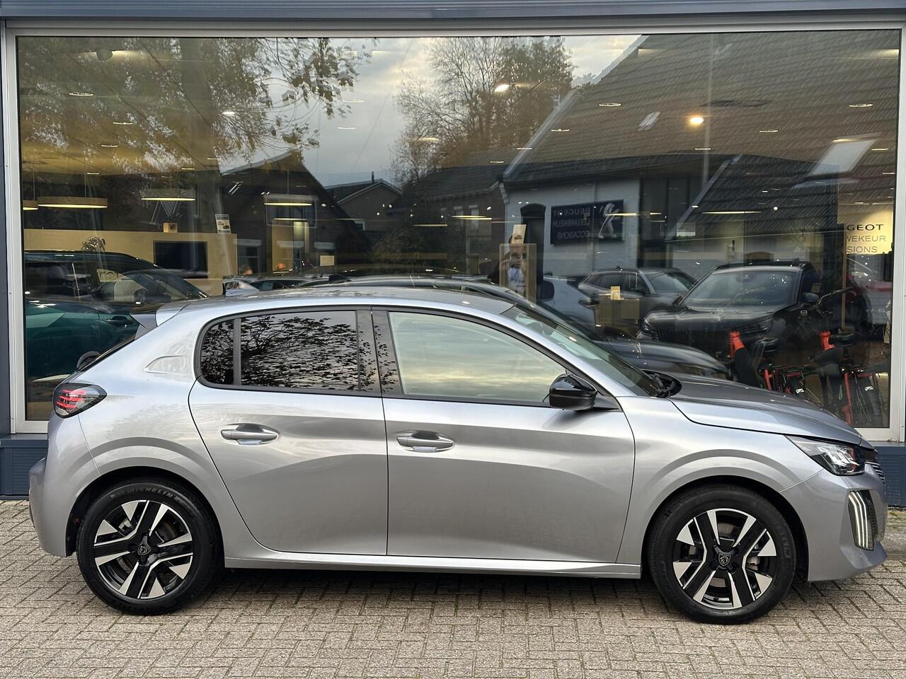 Peugeot 208 Allure 1.2 Turbo 100 PK 6-Bak | LED Koplampen | Facelift Model | Parkeersensoren Rondom | 10'' inch Touch Screen | Draadloze telefoon Navigatie via Apple Car play/ Android Auto | Cruise Control | Rijbaan Bewaking | Stuurwiel Bediening | Half Lederen Bekl