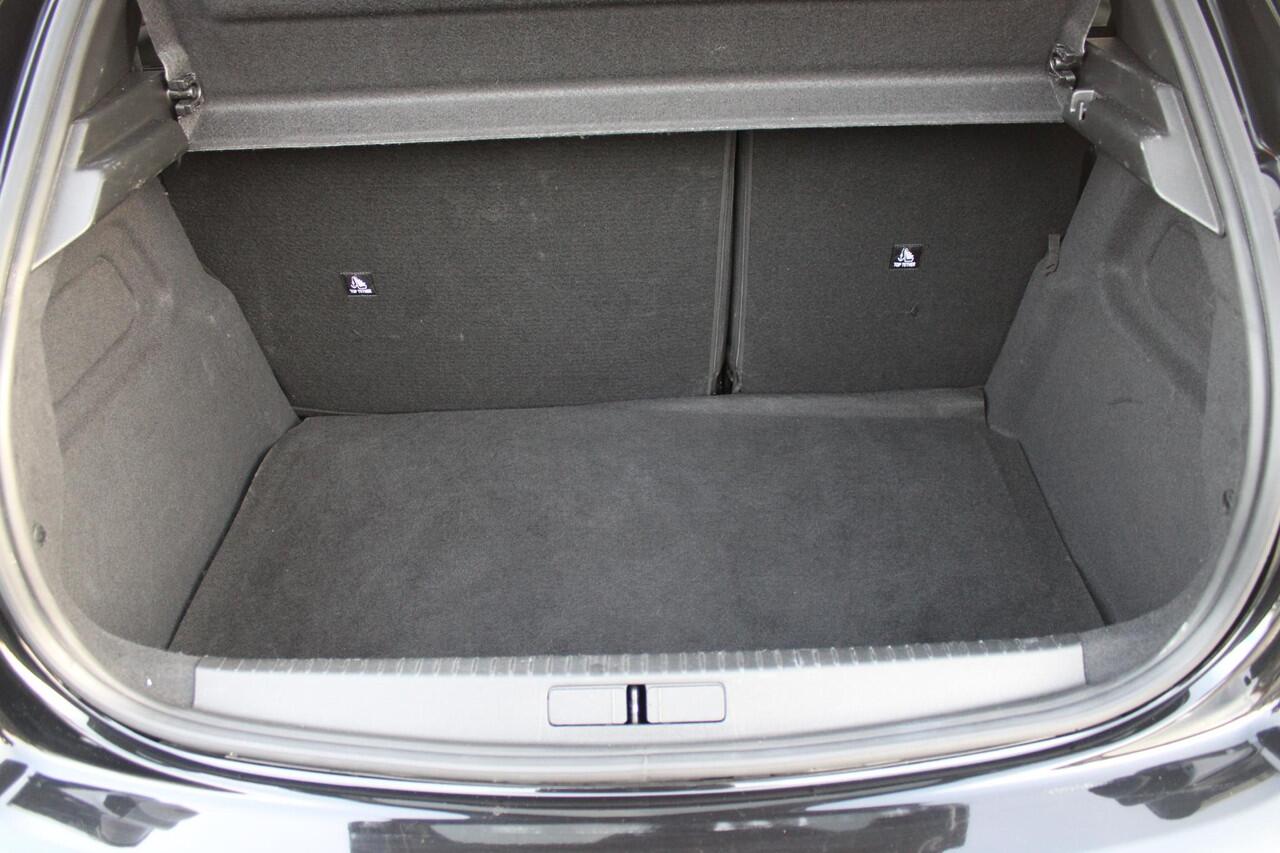 Peugeot 208 1.2 100PK GT | DRAADLOZE APPLE CARPLAY/ANDROID AUTO | 17" LICHTMETALEN VELGEN | DRAADLOZE TELEFOONLADER | ACHTERUITRIJ CAMERA | CRUISE CONTROL | FULL LED KOPLAMPEN | KEYLESS ENTRY/START | CLIMATE CONTROL | PARKEERSENSOREN VOOR EN ACHTER | GETINTE ACHETRRU