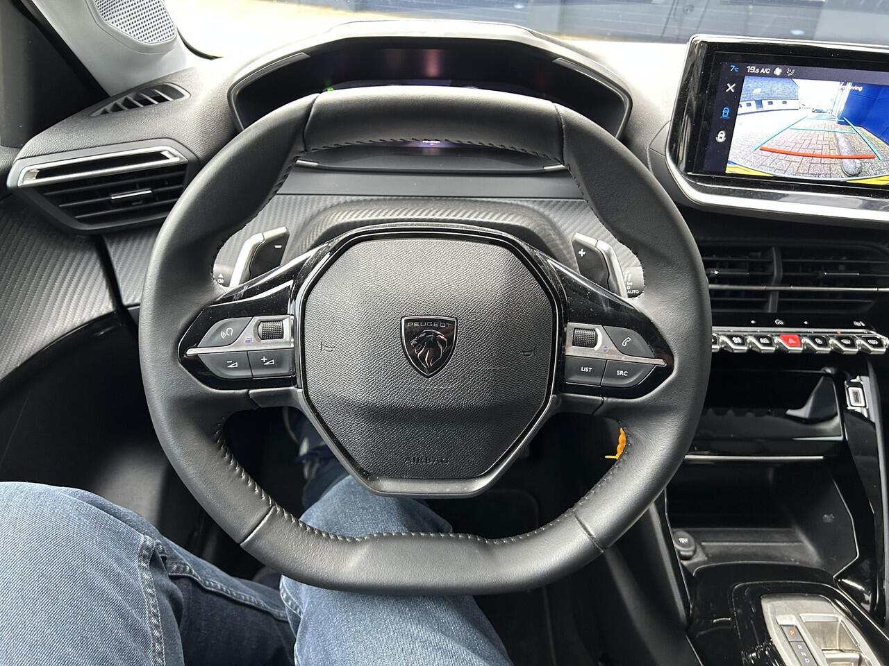 Peugeot 208 1.2 Hybrid 110 PK Automaat Allure | Navigatie | Camera | Climate Control | Adaptieve Cruise Control | LED Verlichting | Hybride Rijden met Automaat | 16" Lichtmetalen Velgen | Digitaal Dashboard | Parkeersensoren | Spoiler |