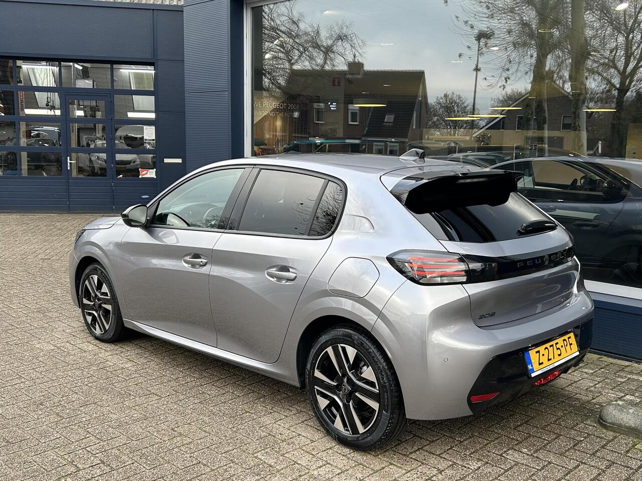 Peugeot 208 1.2 Hybrid 110 PK Automaat Allure | Navigatie | Camera | Climate Control | Adaptieve Cruise Control | LED Verlichting | Hybride Rijden met Automaat | 16" Lichtmetalen Velgen | Digitaal Dashboard | Parkeersensoren | Spoiler |