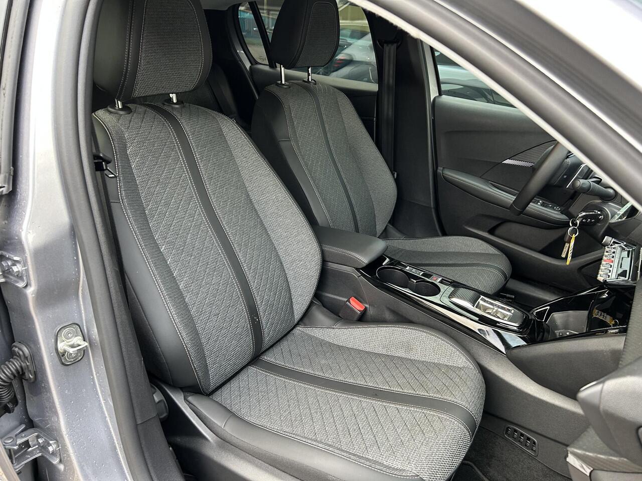 Peugeot 208 1.2 Hybrid 110 PK Automaat Allure | Navigatie | Camera | Climate Control | Adaptieve Cruise Control | LED Verlichting | Hybride Rijden met Automaat | 16" Lichtmetalen Velgen | Digitaal Dashboard | Parkeersensoren | Spoiler |