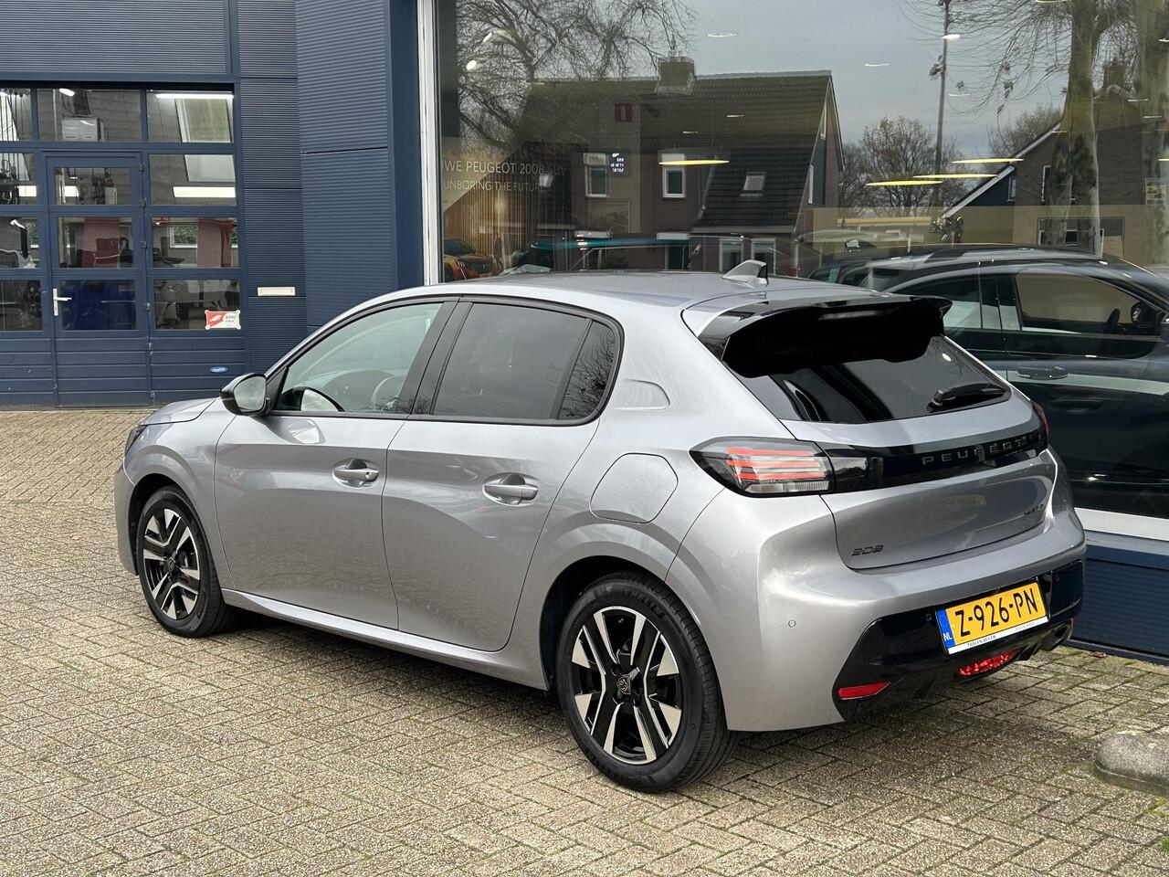 Peugeot 208 1.2 Hybrid 110 PK Automaat Allure | Navigatie | Camera | Climate Control | Adaptieve Cruise Control | LED Verlichting | Hybride Rijden met Automaat | 16" Lichtmetalen Velgen | Digitaal Dashboard | Parkeersensoren | Spoiler |