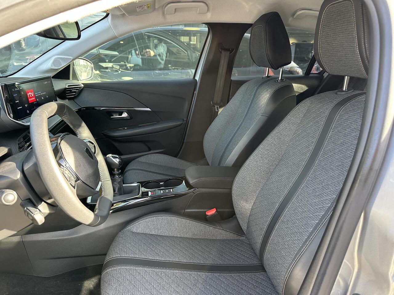 Peugeot 208 Allure 1.2 Turbo 100 PK 6-Bak | LED Koplampen | Slechts 9.850 KM !| Facelift Model | Parkeersensoren Rondom | 10'' inch Touch Screen | Draadloze telefoon Navigatie via Apple Car play/ Android Auto | Cruise Control | Rijbaan Bewaking | Stuurwiel Bediening