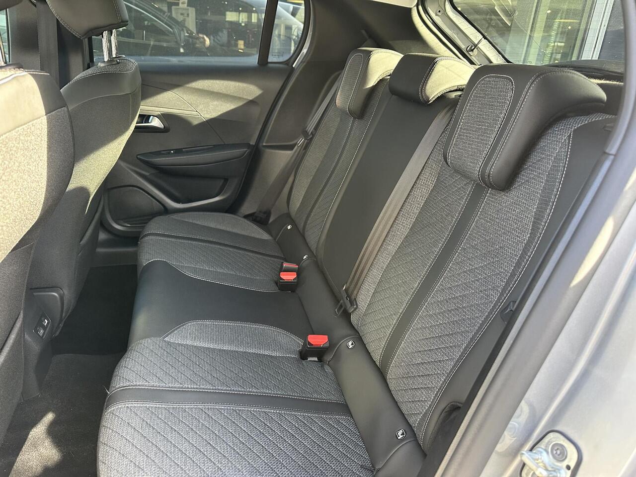 Peugeot 208 Allure 1.2 Turbo 100 PK 6-Bak | LED Koplampen | Slechts 9.850 KM !| Facelift Model | Parkeersensoren Rondom | 10'' inch Touch Screen | Draadloze telefoon Navigatie via Apple Car play/ Android Auto | Cruise Control | Rijbaan Bewaking | Stuurwiel Bediening