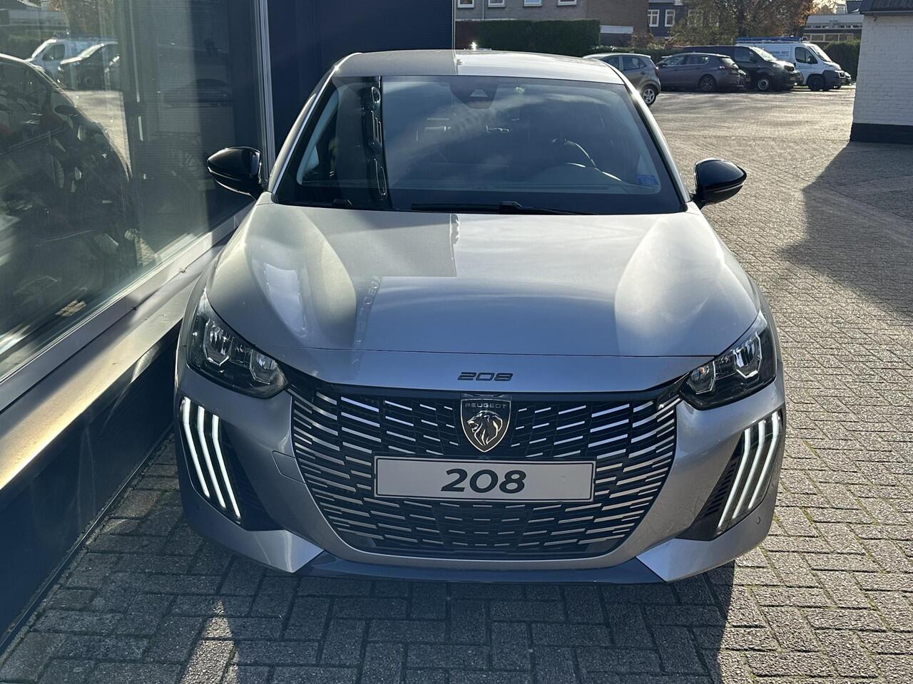 Peugeot 208 Allure 1.2 Turbo 100 PK 6-Bak | LED Koplampen | Slechts 9.850 KM !| Facelift Model | Parkeersensoren Rondom | 10'' inch Touch Screen | Draadloze telefoon Navigatie via Apple Car play/ Android Auto | Cruise Control | Rijbaan Bewaking | Stuurwiel Bediening