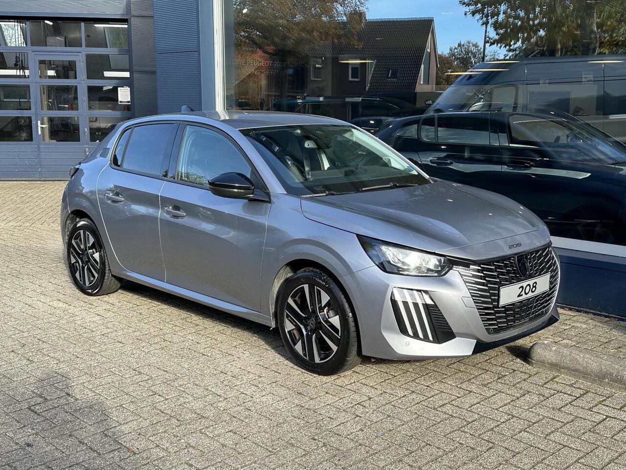 Peugeot 208 Allure 1.2 Turbo 100 PK 6-Bak | LED Koplampen | Slechts 9.850 KM !| Facelift Model | Parkeersensoren Rondom | 10'' inch Touch Screen | Draadloze telefoon Navigatie via Apple Car play/ Android Auto | Cruise Control | Rijbaan Bewaking | Stuurwiel Bediening