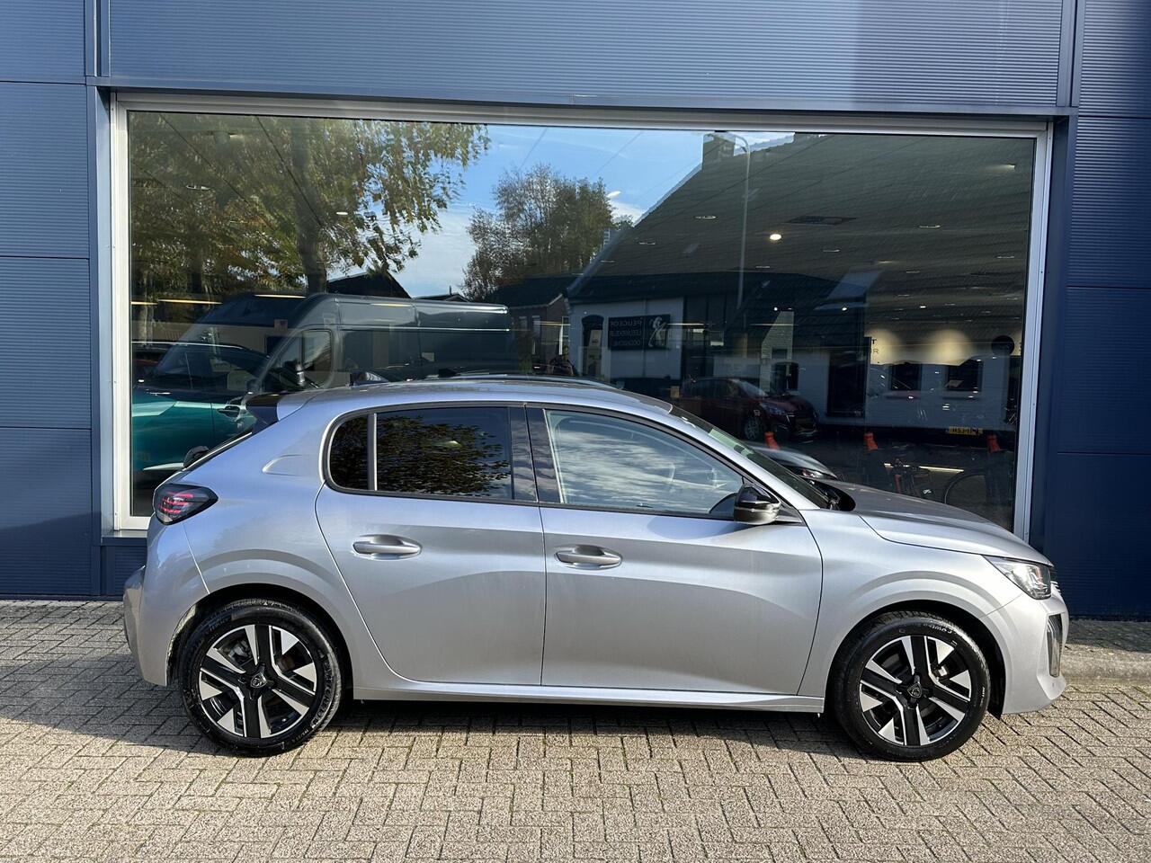 Peugeot 208 Allure 1.2 Turbo 100 PK 6-Bak | LED Koplampen | Slechts 9.850 KM !| Facelift Model | Parkeersensoren Rondom | 10'' inch Touch Screen | Draadloze telefoon Navigatie via Apple Car play/ Android Auto | Cruise Control | Rijbaan Bewaking | Stuurwiel Bediening