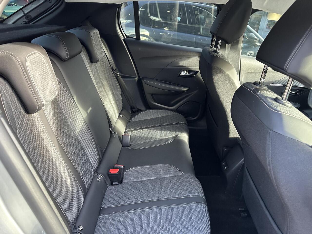 Peugeot 208 Allure 1.2 Turbo 100 PK 6-Bak | LED Koplampen | Facelift Model | Parkeersensoren Rondom | 10'' inch Touch Screen | Draadloze telefoon Navigatie via Apple Car play/ Android Auto | Cruise Control | Rijbaan Bewaking | Stuurwiel Bediening | Half Lederen Bekl