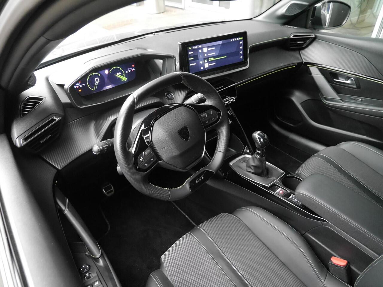 Peugeot 208 1.2 PureTech 100 GT | Keyless entry en start | Lichtmetalen velgen | Dodehoekdetectie | Navigatie | Camera voor en achter | Draadloze telefoonoplader